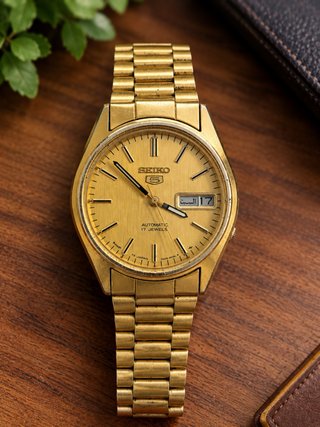 Reloj Seiko 5 Dorado.Calendario árabe/inglés. 7009