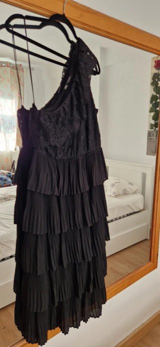 Vestido Negro Zara con Volantes