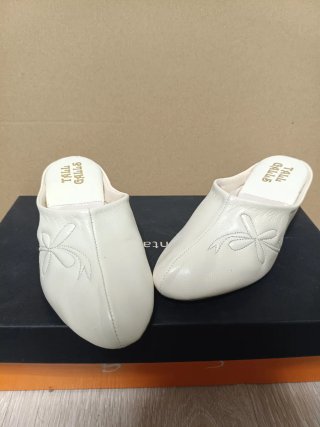 Zapatillas de casa Tall Galls piel crema. Talla 33