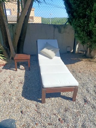 Tumbona de madera IKEA +cojín + mesita
