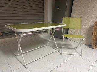 Conjunto de Mesa y 4 Sillas Plegables. Negociable