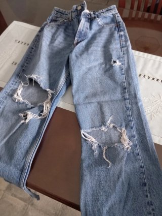 Pantalón vaquero azul con rotos
