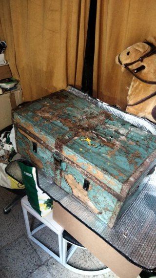 Baúl antiguo de madera .