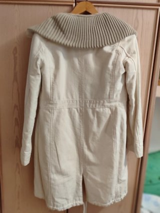 Abrigo Beige con Cuello de Punto