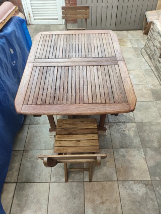 Conjunto Mesa y 2 Sillas Plegables de Madera
