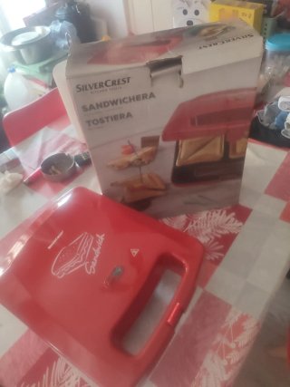 Sandwichera SilverCrest Roja