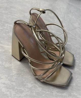 Sandalias de tacón doradas