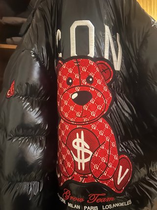 Chaqueta Acolchada Negra con Oso Rojo