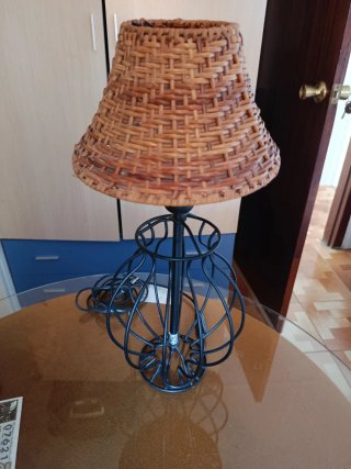 Lámpara de mesa con pantalla de ratán