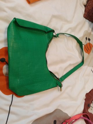 Bolso de mano verde con textura
