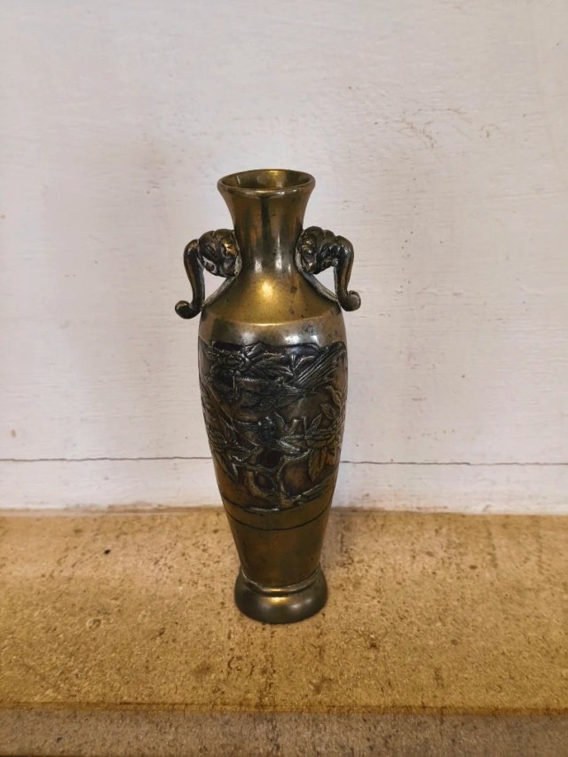 Jarrón de bronce antiguo violetero