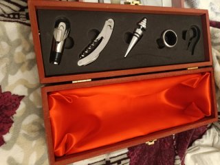 Set de Accesorios para Vino en Caja de Madera