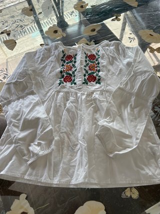 Túnica branca com bordados