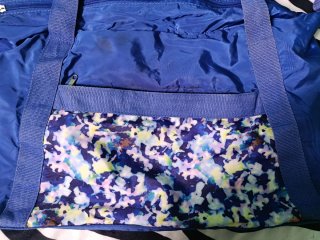 Bolsa de deporte azul y estampada