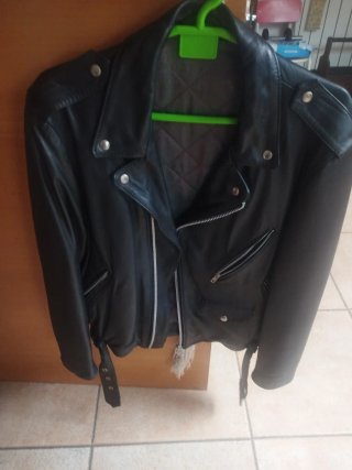 Chupa de cuero negra talla P pero aparenta una M