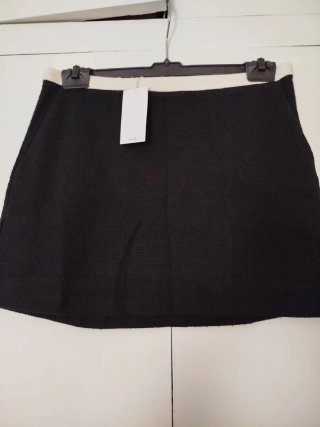Falda Negra Texturizada con Ribete Blanco