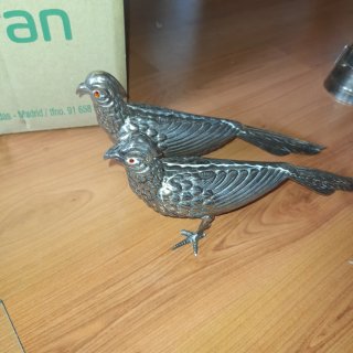 Pareja de figuras de pájaros metálicos