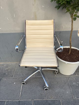 Silla de oficina beige
