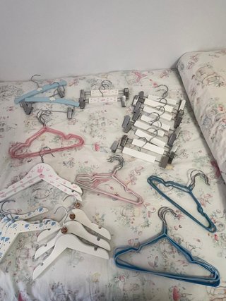 Pack de 57 perchas infantiles variadas