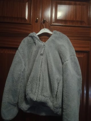 Chaqueta de pelo gris con cremallera