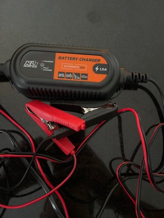 Cargador y Mantenedor de Batería 12V coche y moto