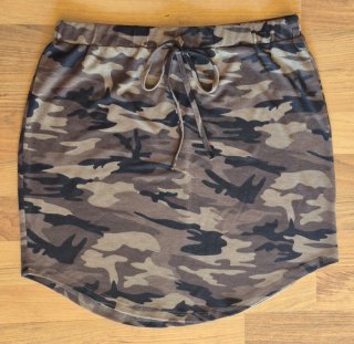 Falda Corta y asimétrica de Estampado Militar T-L