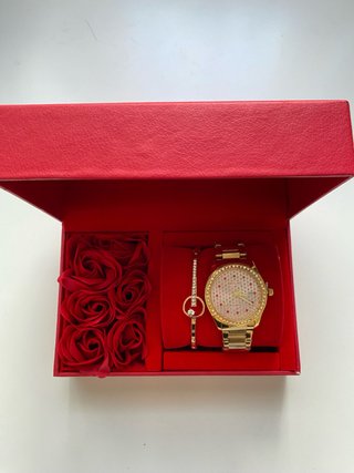 Reloj y Pulsera Dorados en Estuche