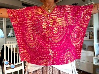 Blusa fluida estilo boho rosa fucsia con estampado
