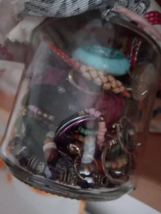 Bote con abalorios y accesorios