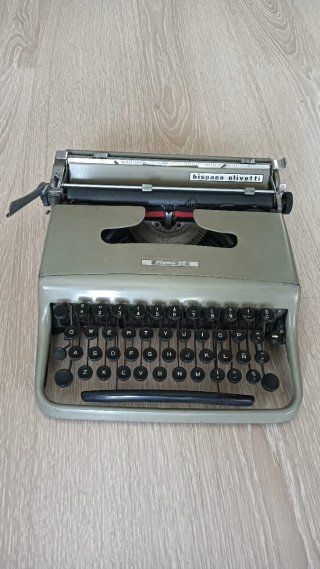 Máquina de escribir Hispano Olivetti Pluma 22