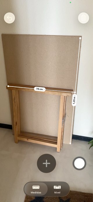 Mesa de madera con caballetes