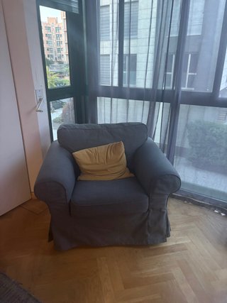Sillón de tela gris