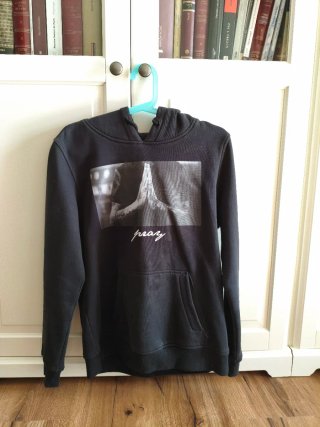 Sudadera Negra con Estampado Pray