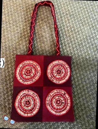 Bolso tote burdeos con abalorios