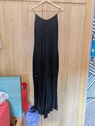 Vestido de flamenca negro y su capa.