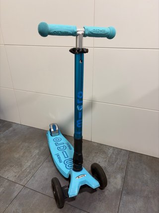 Patinete Micro Maxi Azul con luces Led.