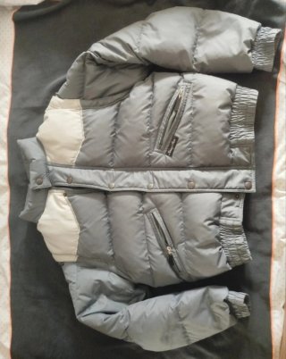 Abrigo acolchado gris y blanco.