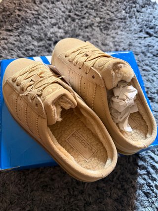 Zapatillas adidas tipo mule beige