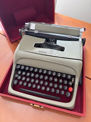 Máquina de escribir Olivetti Studio 44