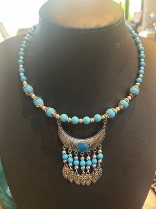 Gargantilla con abalorios turquesa y plata