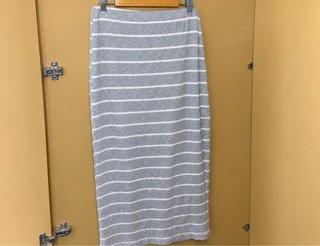 Falda larga Shein gris y blanca