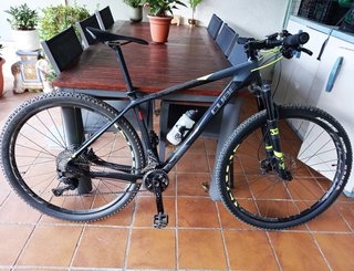 Bicicleta de Montaña Cube Negra