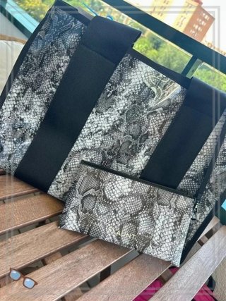 Bolso tote y neceser plastificado