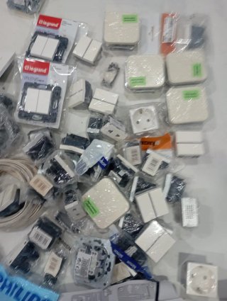Lote de enchufes e interruptores variados