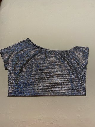 Camiseta asimétrica brillante plateada