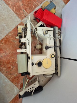 Máquina de coser Alfa superautomática años 70