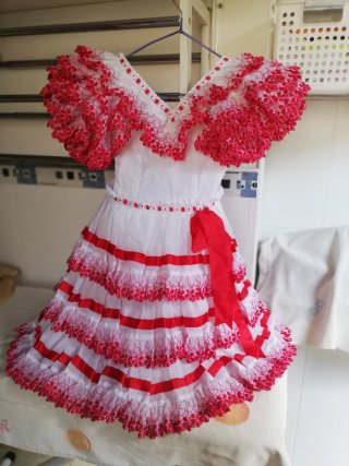 Traje de flamenca blanco y rojo de niña