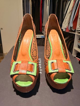 Zapatos de piel calada marrón y verde con platafor