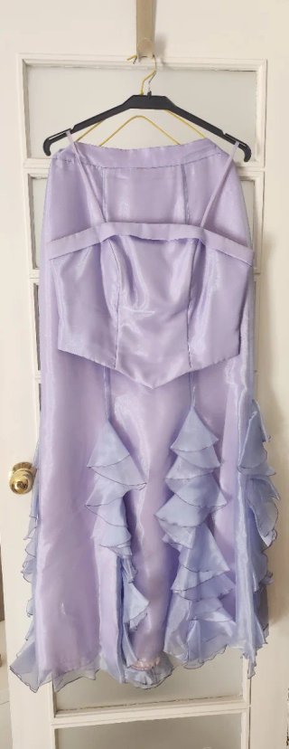 Vestido de fiesta morado con volantes