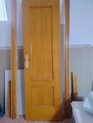 Puerta de madera con marco